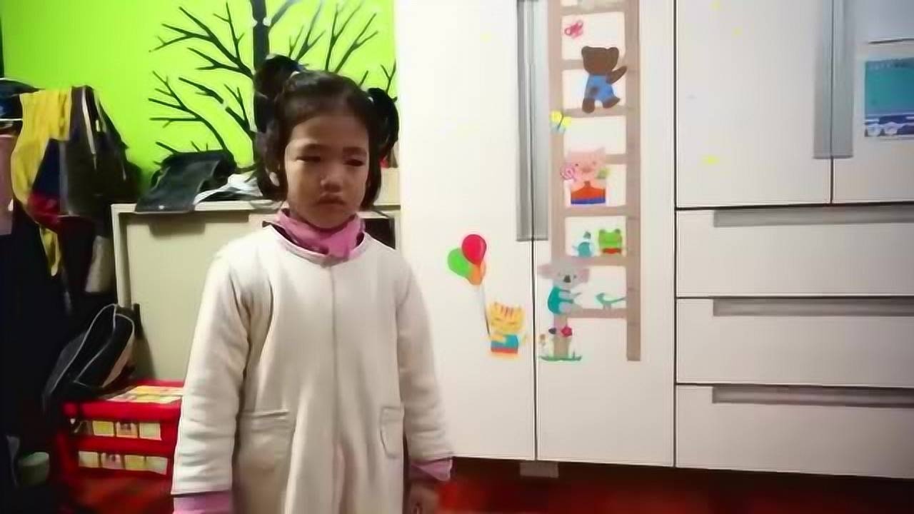 女孩做错事被妈妈用戒尺打手，爸爸一旁拍还很凶的跟他顶嘴_腾讯视频