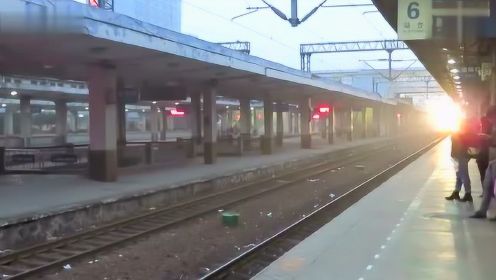 普快长途绿皮火车成都至上海3233次进无锡火车站
