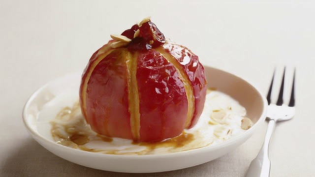 微波炉烤苹果五分钟降血脂抗衰老好处多,功效翻几倍