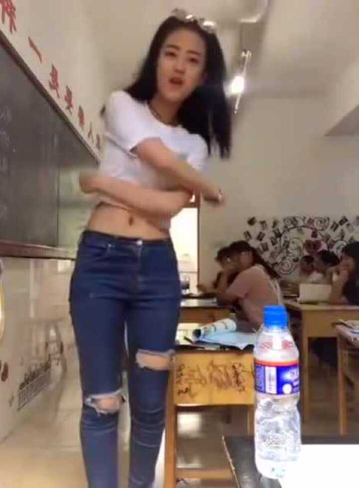 漂亮的初中女孩，这样的女生该迷住多少男同学啊