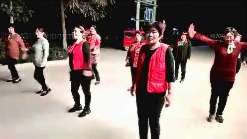 山东沂蒙六姐妹学新舞蹈，这个舞蹈秒杀曳步舞的节奏