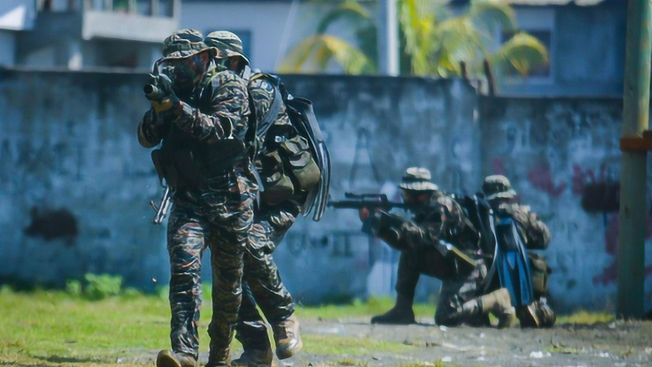 菲律宾特种部队教官传授匕首和丛林刀具格斗术