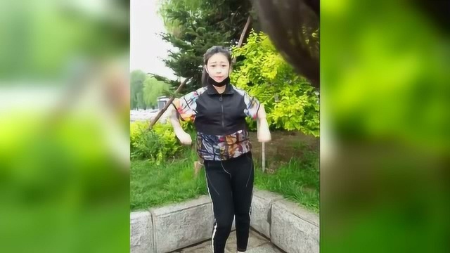 95后长发美女在公园跳社会摇跳起舞来太有气质了