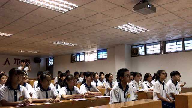 2017年汕头市谢易初中学入团宣誓仪式-唱团歌