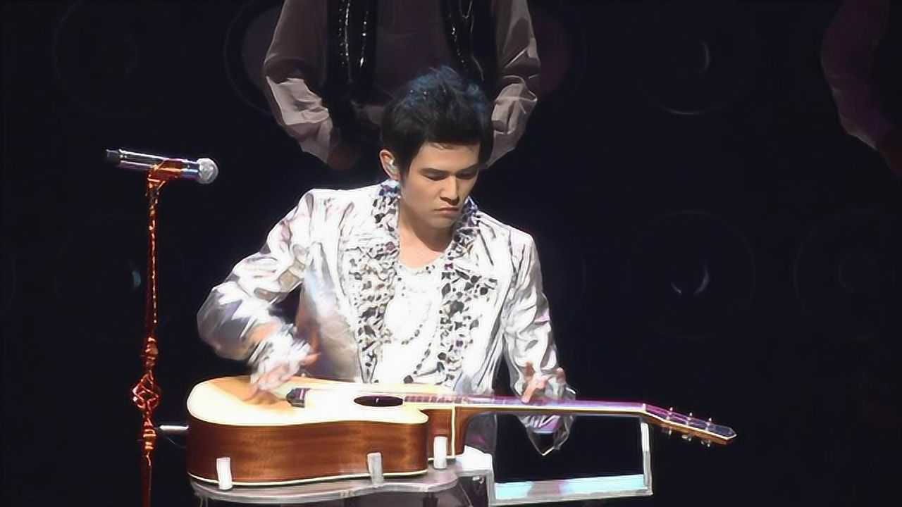 周杰伦在演唱会上横着弹吉他嗨爆万人现场