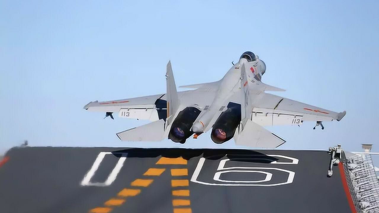 完美辽宁舰舰载歼15战机海上训练停靠一秒不差