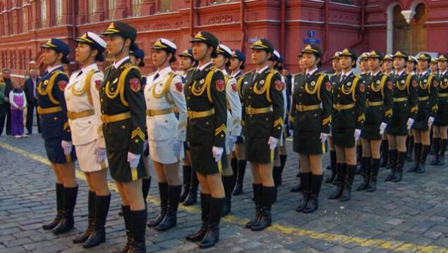 三军仪仗队女兵脱下繁重军装,换上仙裙,亮瞎众人眼球