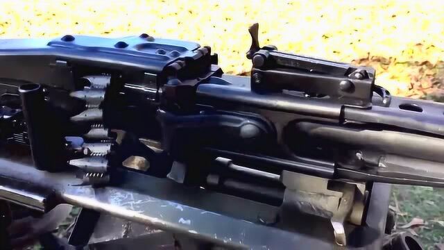 近距离欣赏mg42机枪的扫射听声音真像电锯