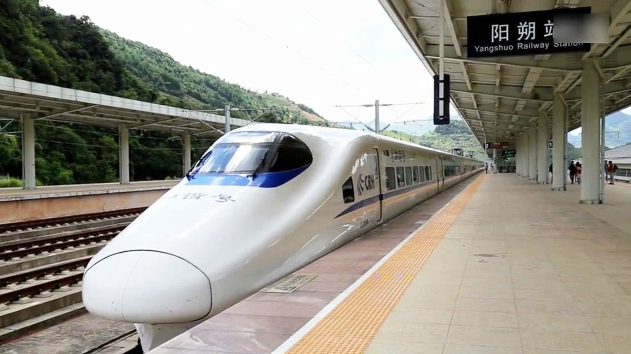 贵广高铁阳朔站 和谐号crh2a动车组出站