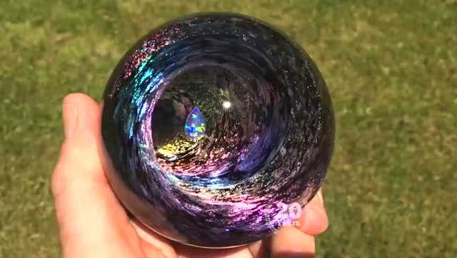 这是一颗比钻石还贵的玻璃球！别看久了会被催眠！