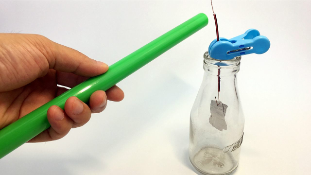 魔力科学小实验,1根导线2片铝箔,教你3分钟做个验电器