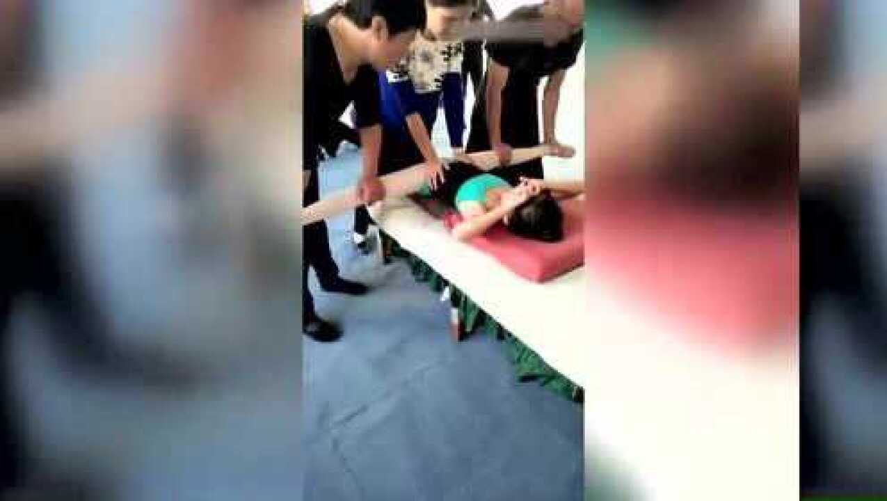 舞蹈少女练习压腿，被三个大人弄哭了