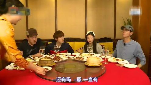 韩国艺人在中国吃烤鸭，一块鸭皮吃的他们尖叫连连！