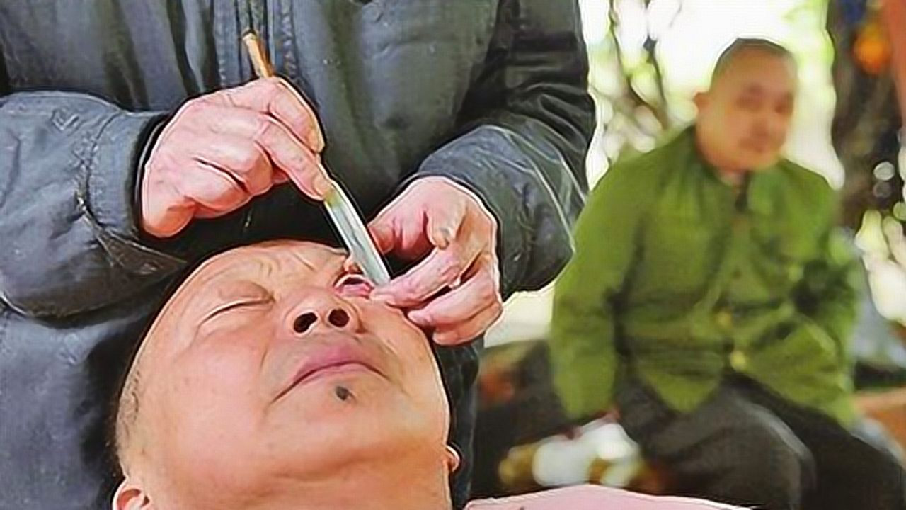 四川绝活刀锋洗眼,年轻人不敢轻易尝试,现在濒临失传!