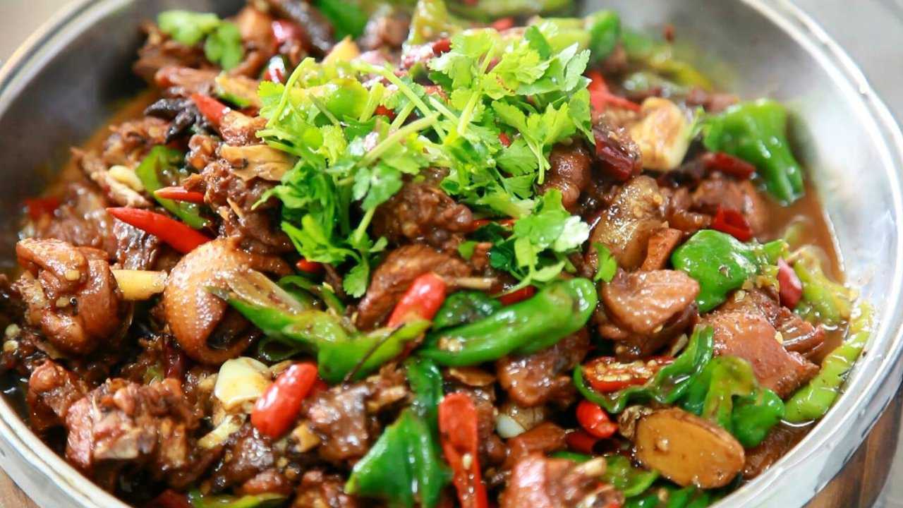 费大厨的招牌菜正宗枣庄辣子鸡的做法枣庄最有名的特色菜