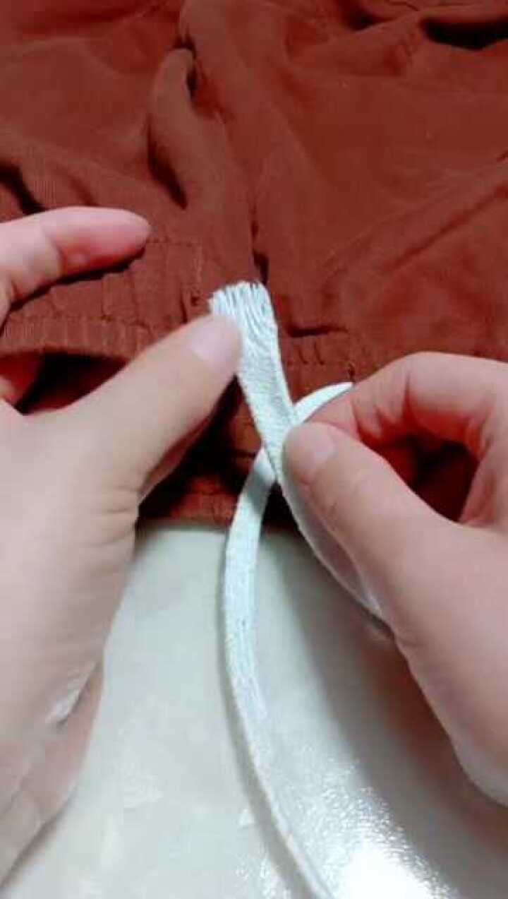 裤子上的带子跑出来了怎么办？教你妙招这样穿，快速搞定非常方便_高清