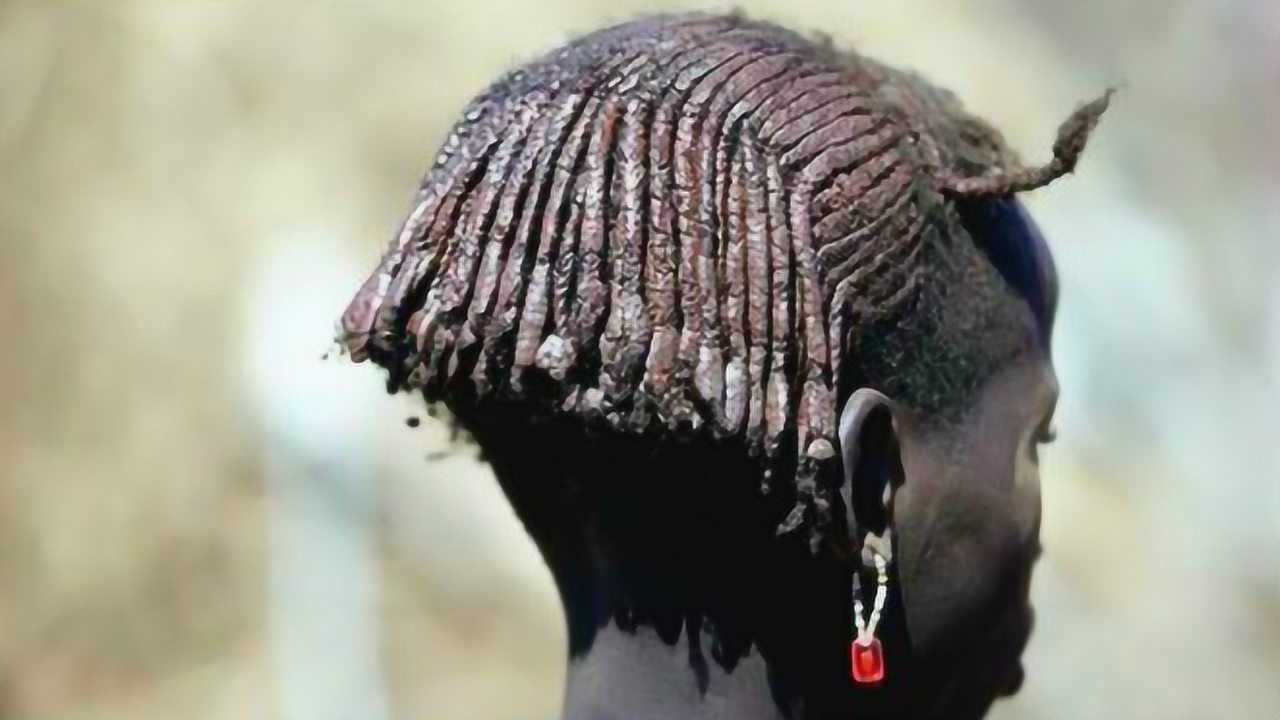 非洲部落拿牛粪涂头发做装饰一年不洗头太正常网友惹不起