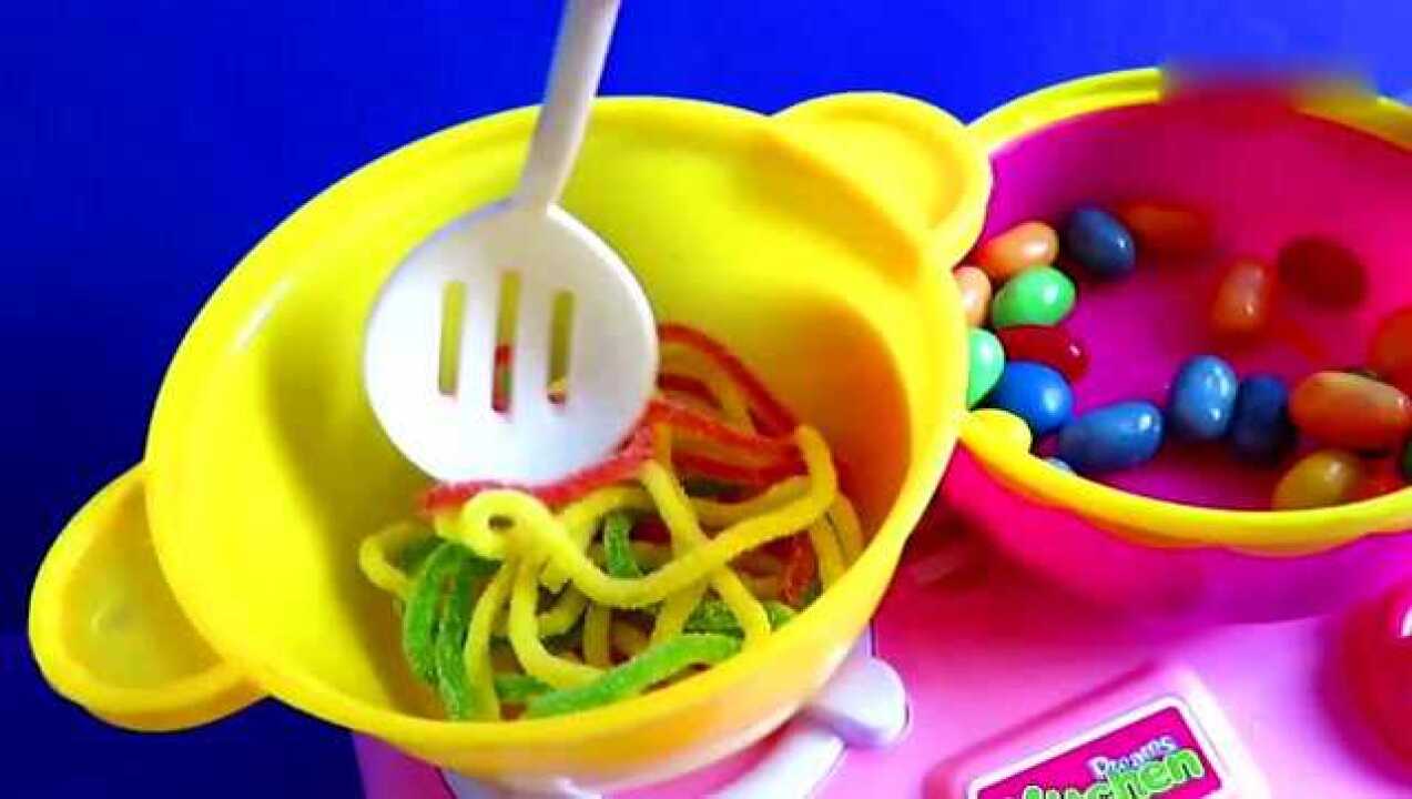 在厨房玩具上煮美味的面条吃过家家玩具