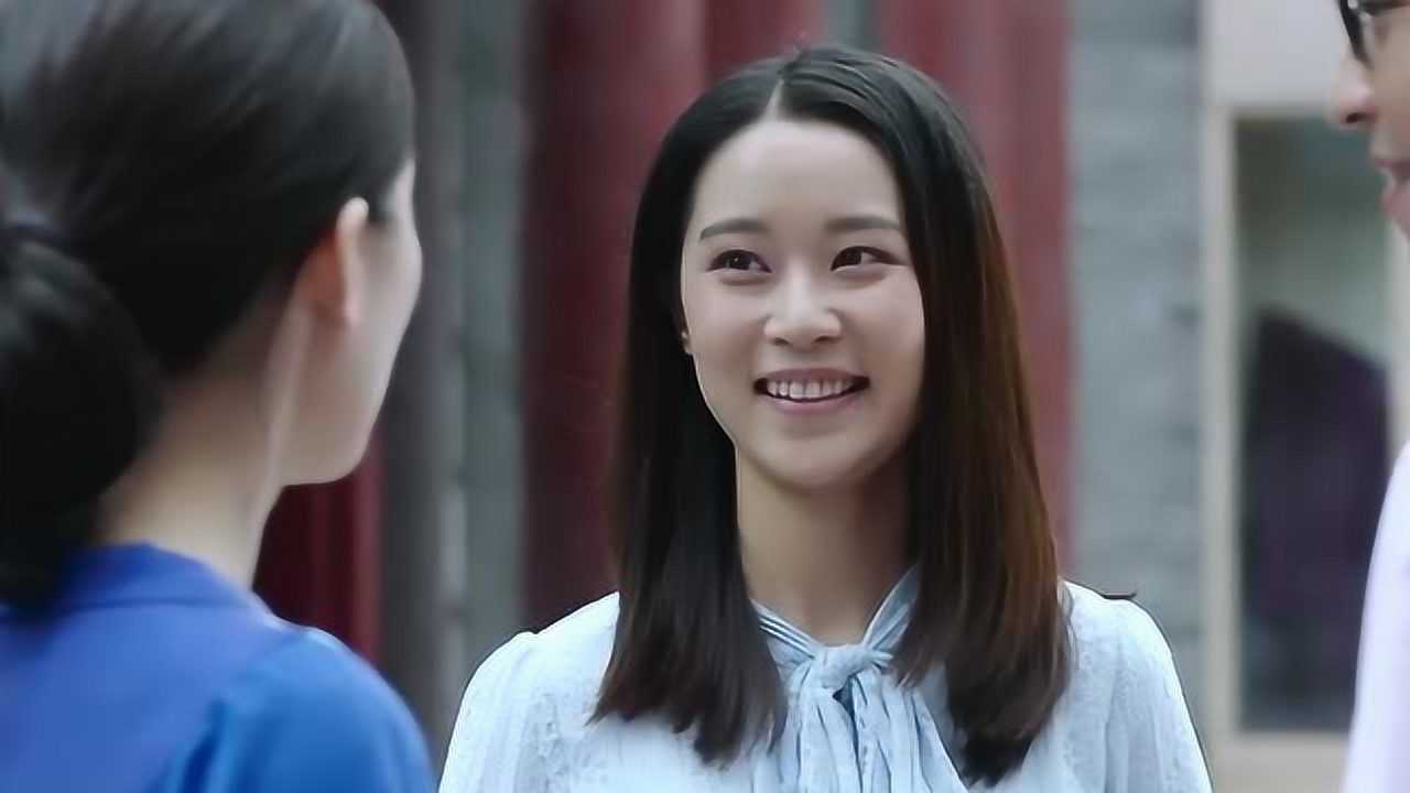 平凡岁月:李大雅看到三宝的女同事,眼睛都直了,这是三宝女朋友吧?