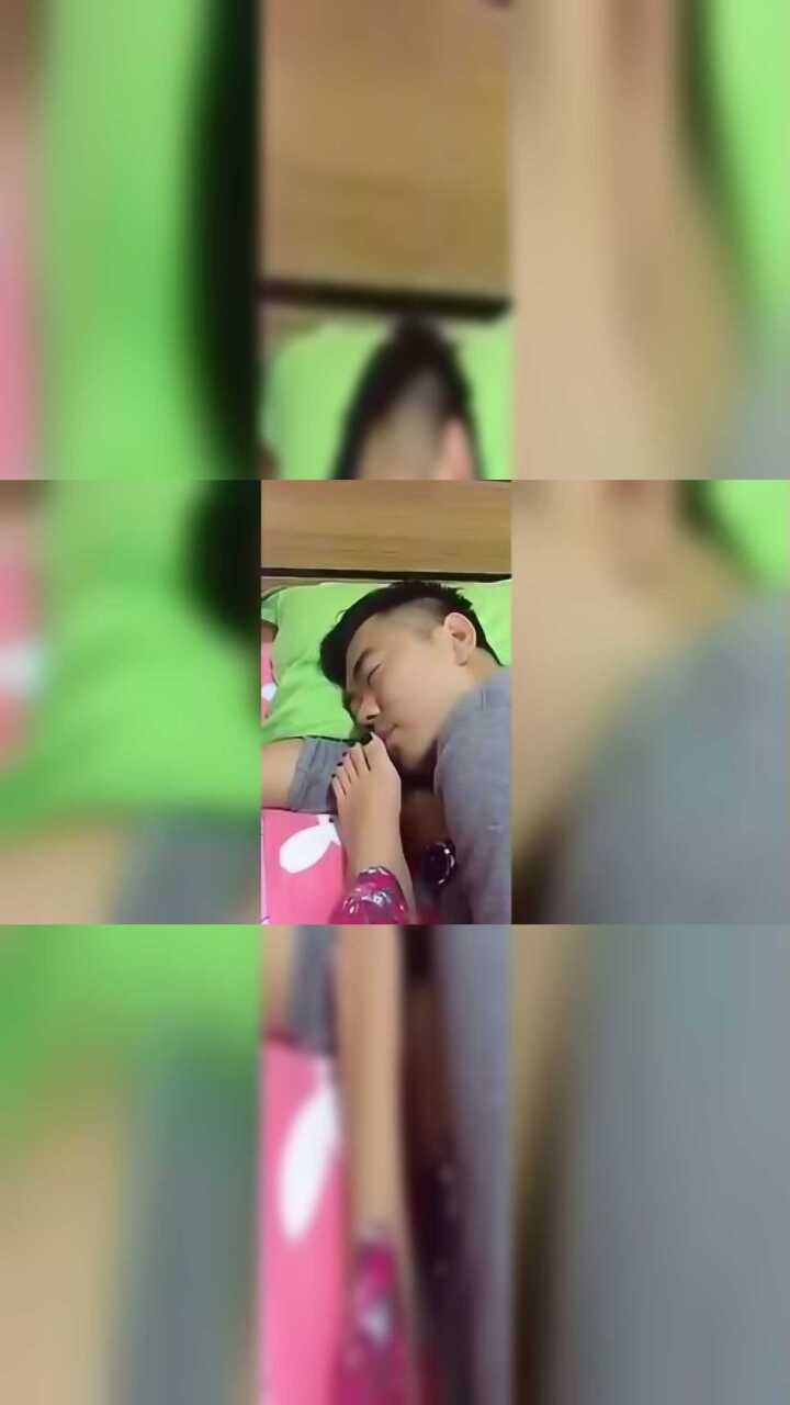 妹子把脚放在男子嘴边男子直接抱着舔了起来真是辣眼睛啊_腾讯视频