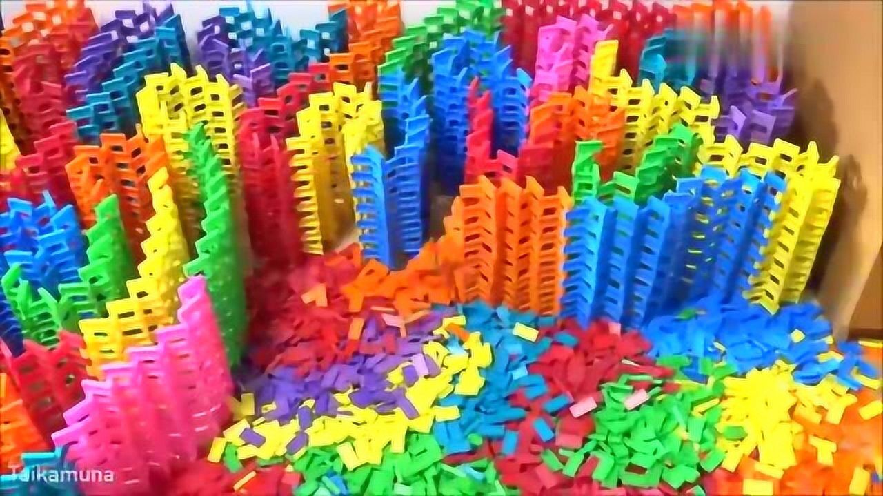 12800块多米诺骨牌做成的墙倒下去的时候美呆了