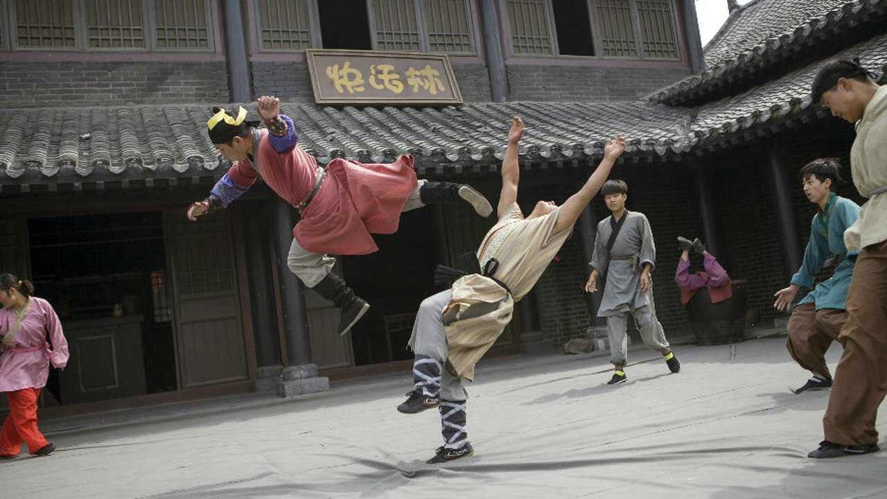 老版水浒传最经典的武打片段唢呐一响多少人跟着踢翻了桌子