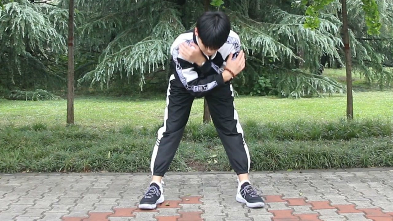 每天原地坚持手画半圆向前弯腰,甩掉腰部赘肉,比仰卧起坐管用!