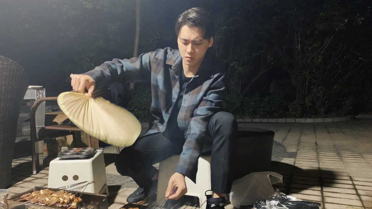 李易峰烤串儿被侃最帅烧烤师傅