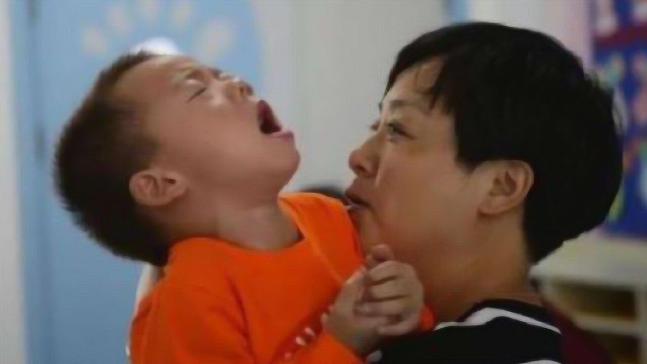 3岁男孩哭喊不能尿尿，宝妈起疑脱下裤子一看，直言要砸了学校！_高清