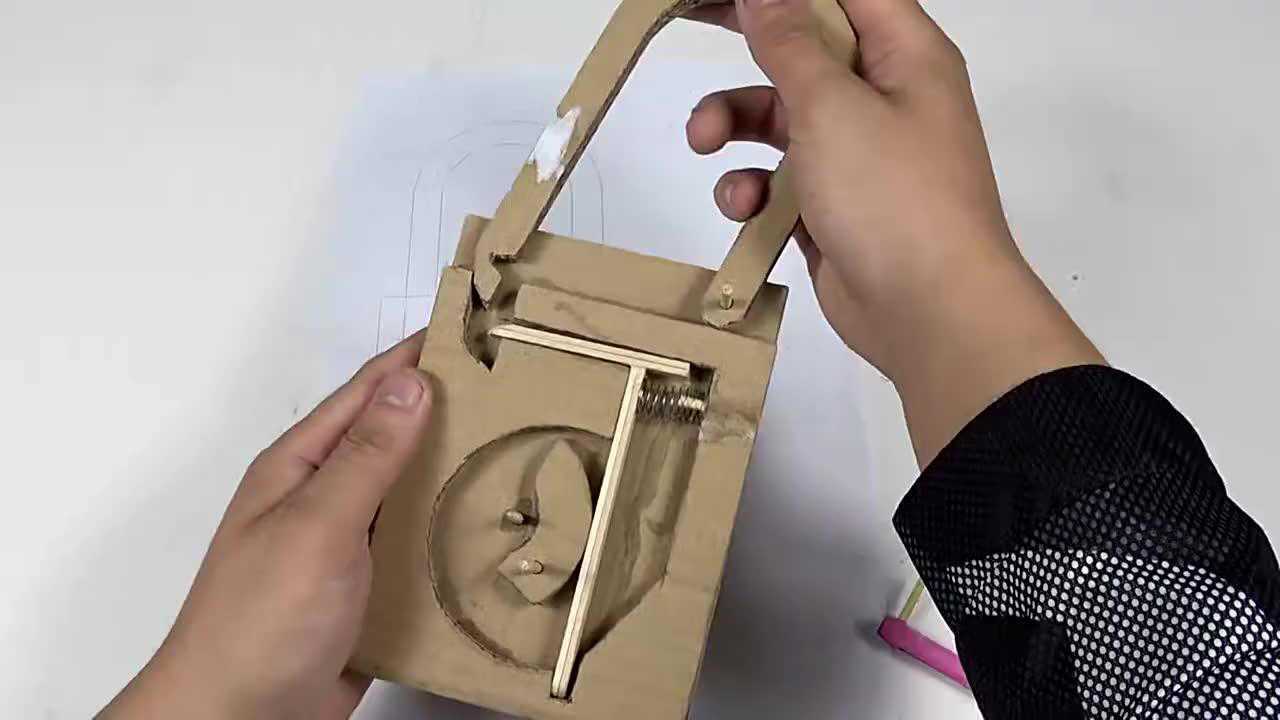 手工达人自制一把防盗锁材料是废纸板大家觉得安全吗