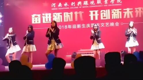 惊呆！女学生台上热舞换衣，台下同学都疯狂尖叫！ - 腾讯视频