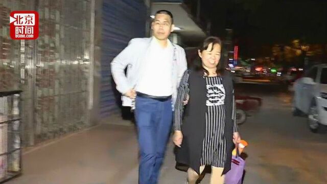 平凡见真情!妻牵盲夫十余载 余生我是你的眼 妻子:我很幸福