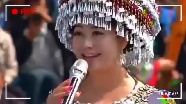 贵州农村演唱会女歌手一曲《阿哥阿妹》沁人心脾,吸引千人围观!