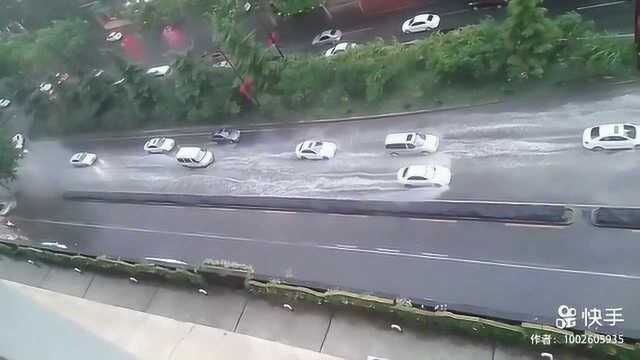 大到模糊!西安突现大风暴雨 汽车雨中行进如快艇