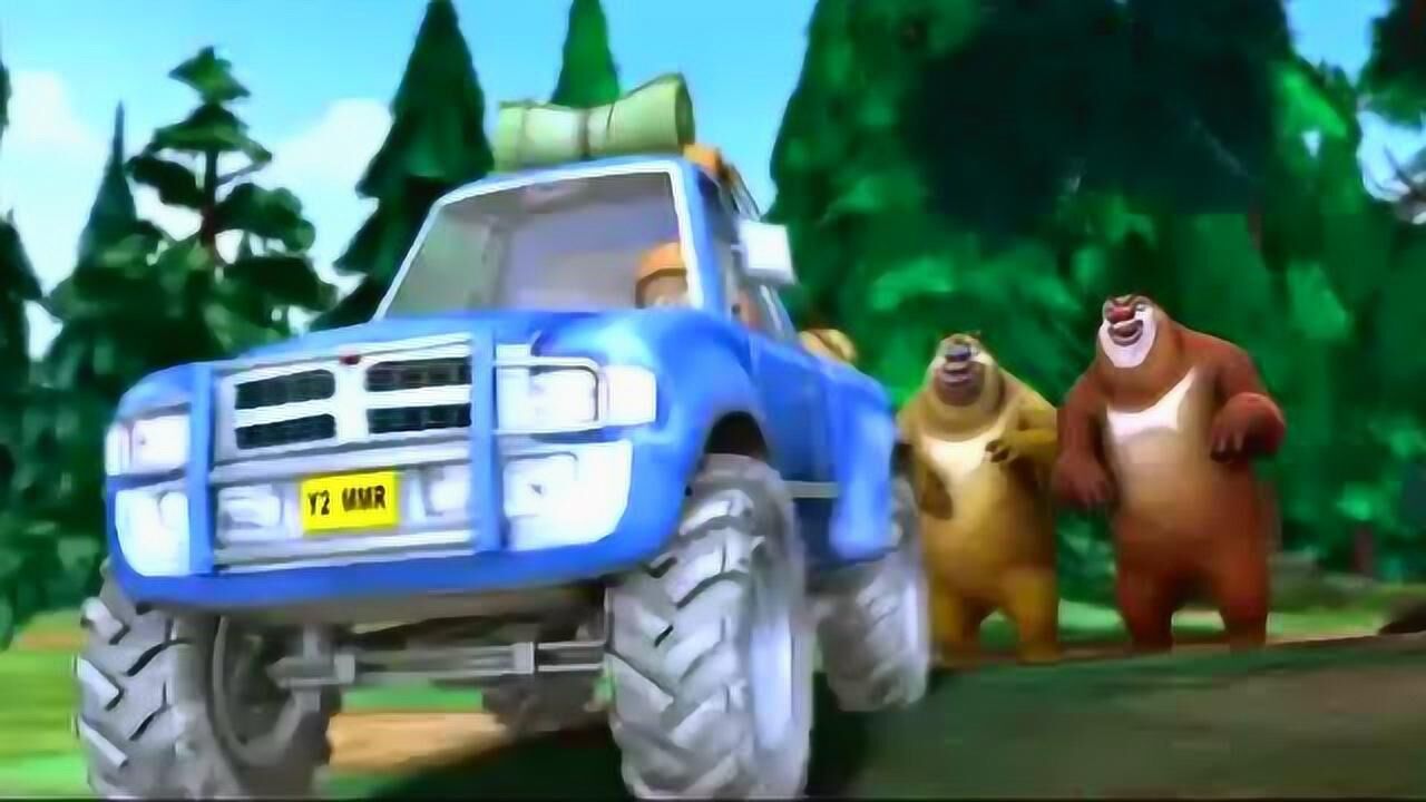 熊出没光头强想开车逃跑结果轮胎全掉了熊大熊二看见后笑了