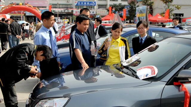 农民工收入多少适合买车?有人说了大实话,每一句都戳心了