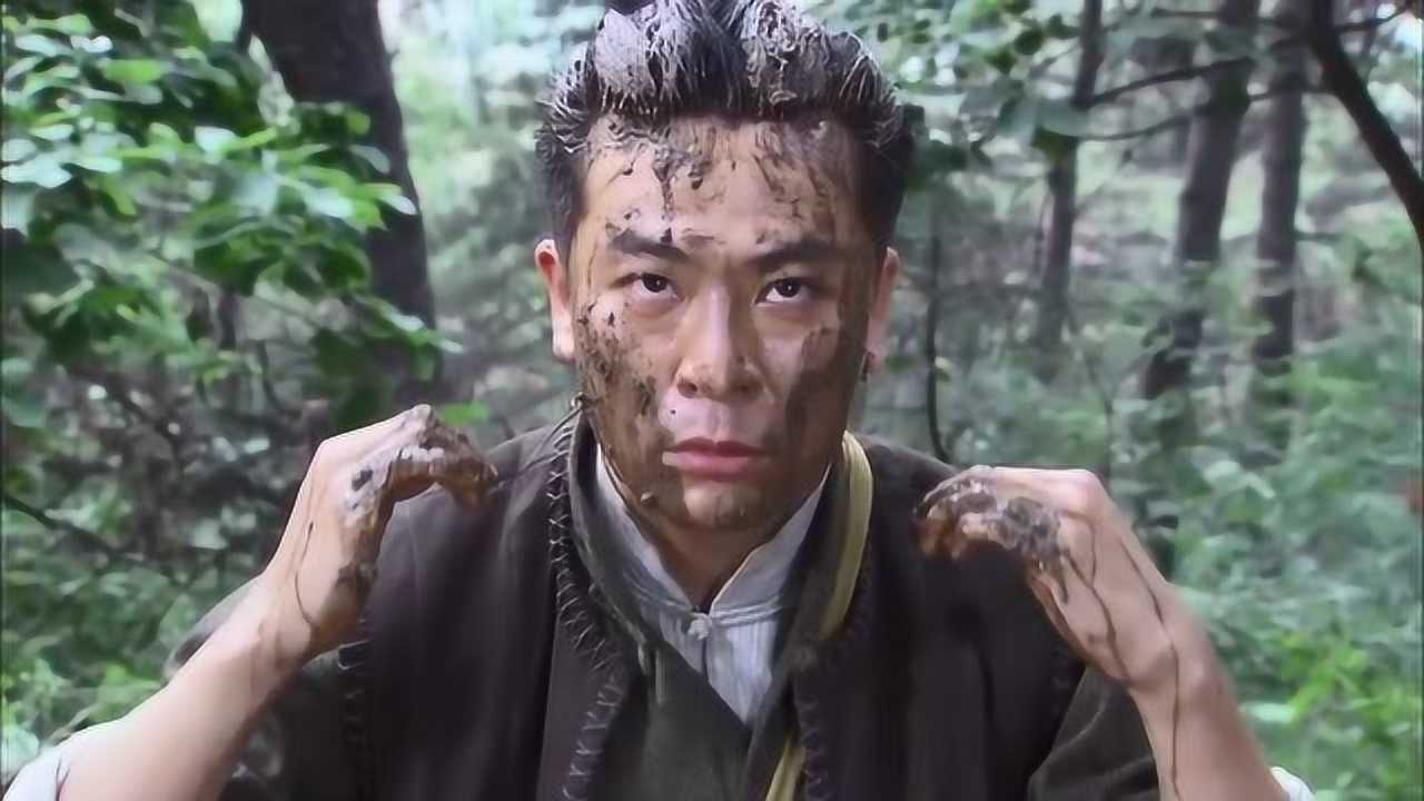 绝地枪王那五常身上涂满泥巴伏击在树上对付伪军狙击手