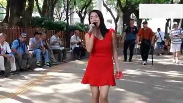 街头妹子演唱一首歌曲《做我的爱人》好听极了