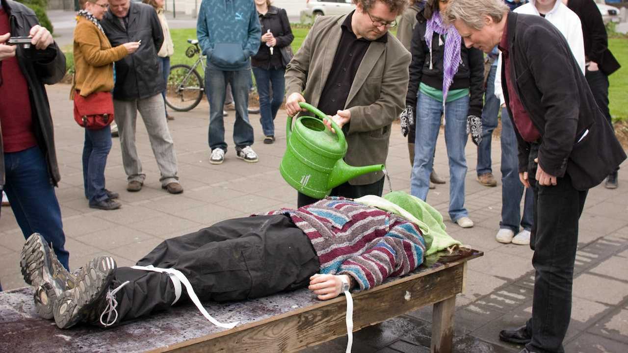 世界上最残忍的"水刑",老外冒死亲身做实验,结果只能坚持18秒!