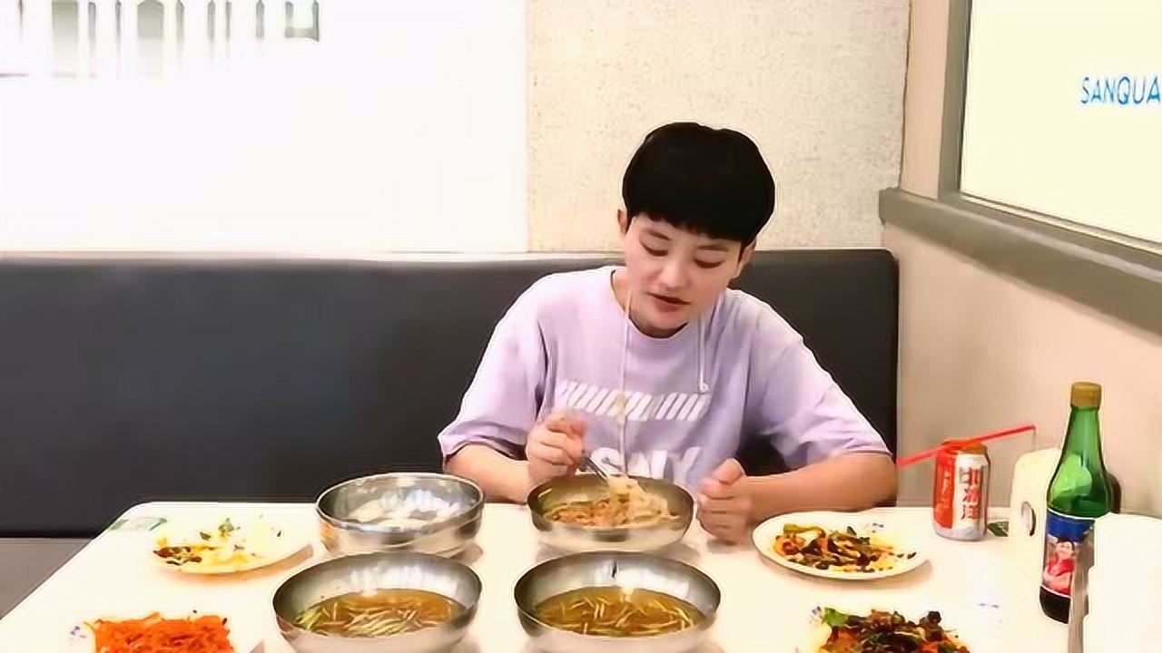 大胃王阿伦今天吃四份冷面锅包肉片牛肉干炸肉段等等