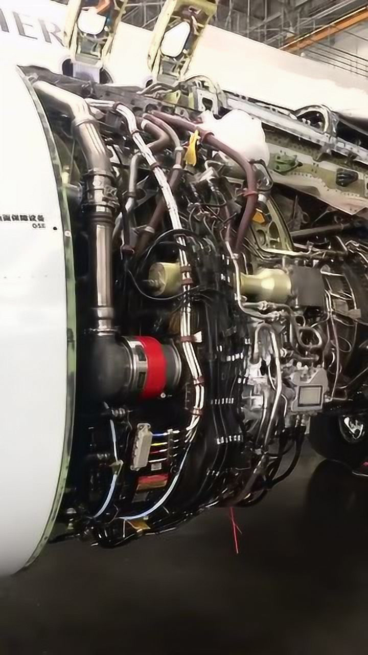 近距离观看波音737发动机内部