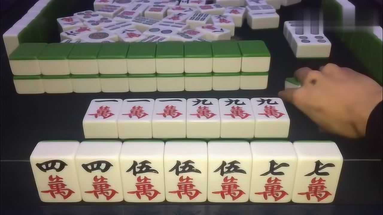 小夥一把清一色對對胡的好牌這牌還能槓上花真是錦上添花