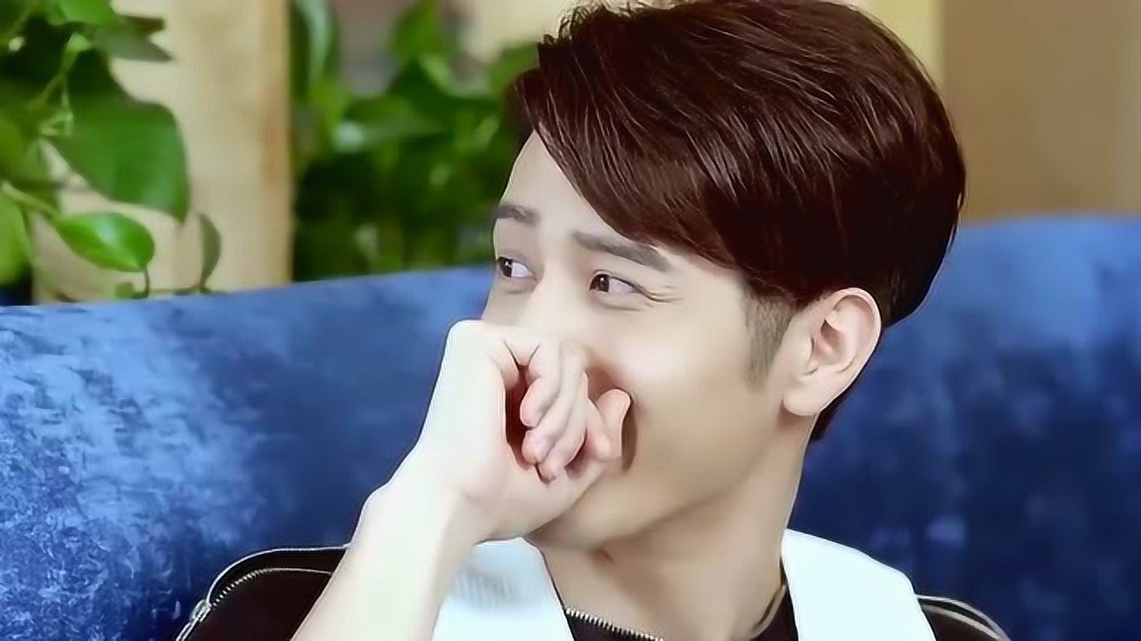 灰姑娘在相亲,隔壁桌的总裁忍不住在偷笑,刚好被灰姑娘看见