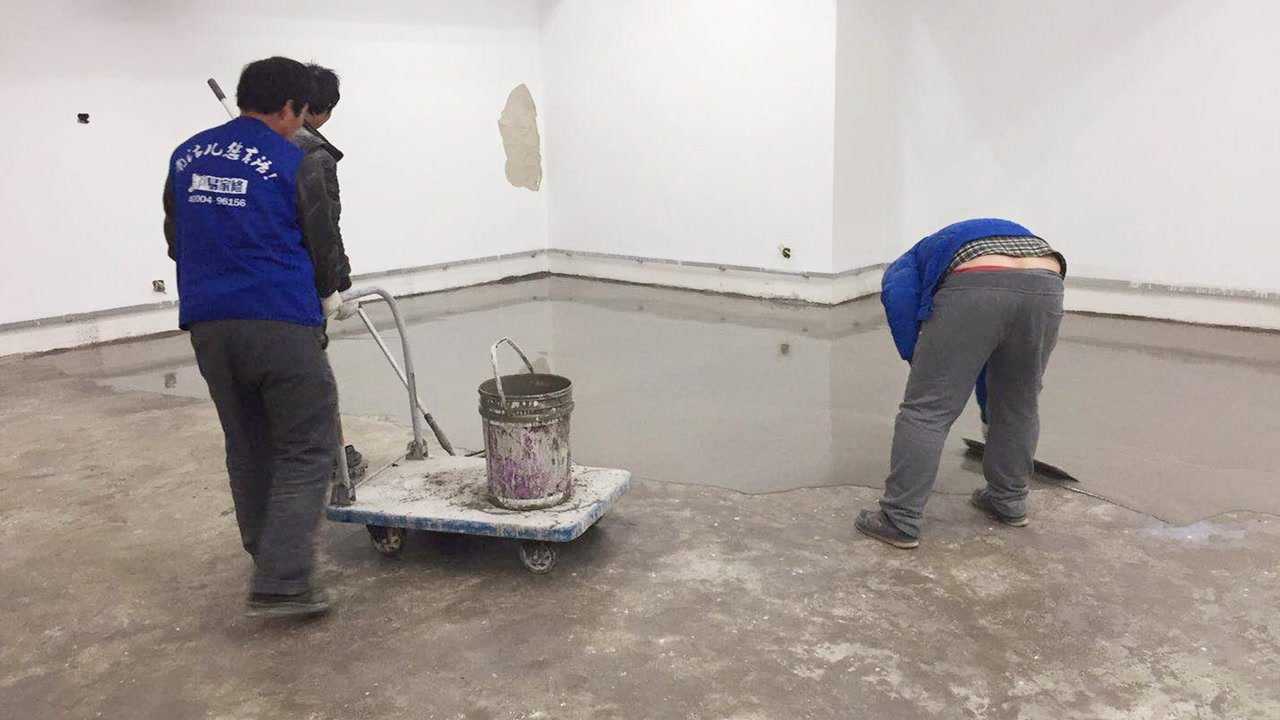 工人到底是怎么用水泥自流平铺水泥地面的呢看完恍然大悟
