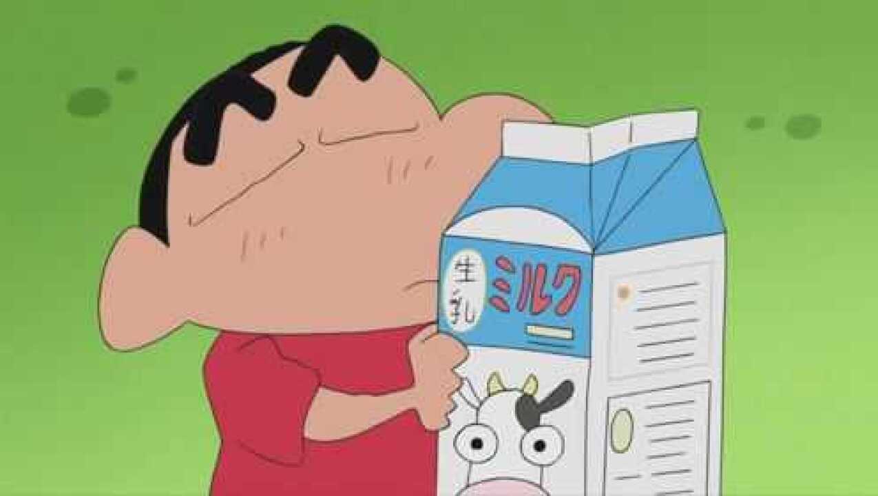 蜡笔小新给爸爸喝快过期的牛奶认真道今天是快吃吧的日子