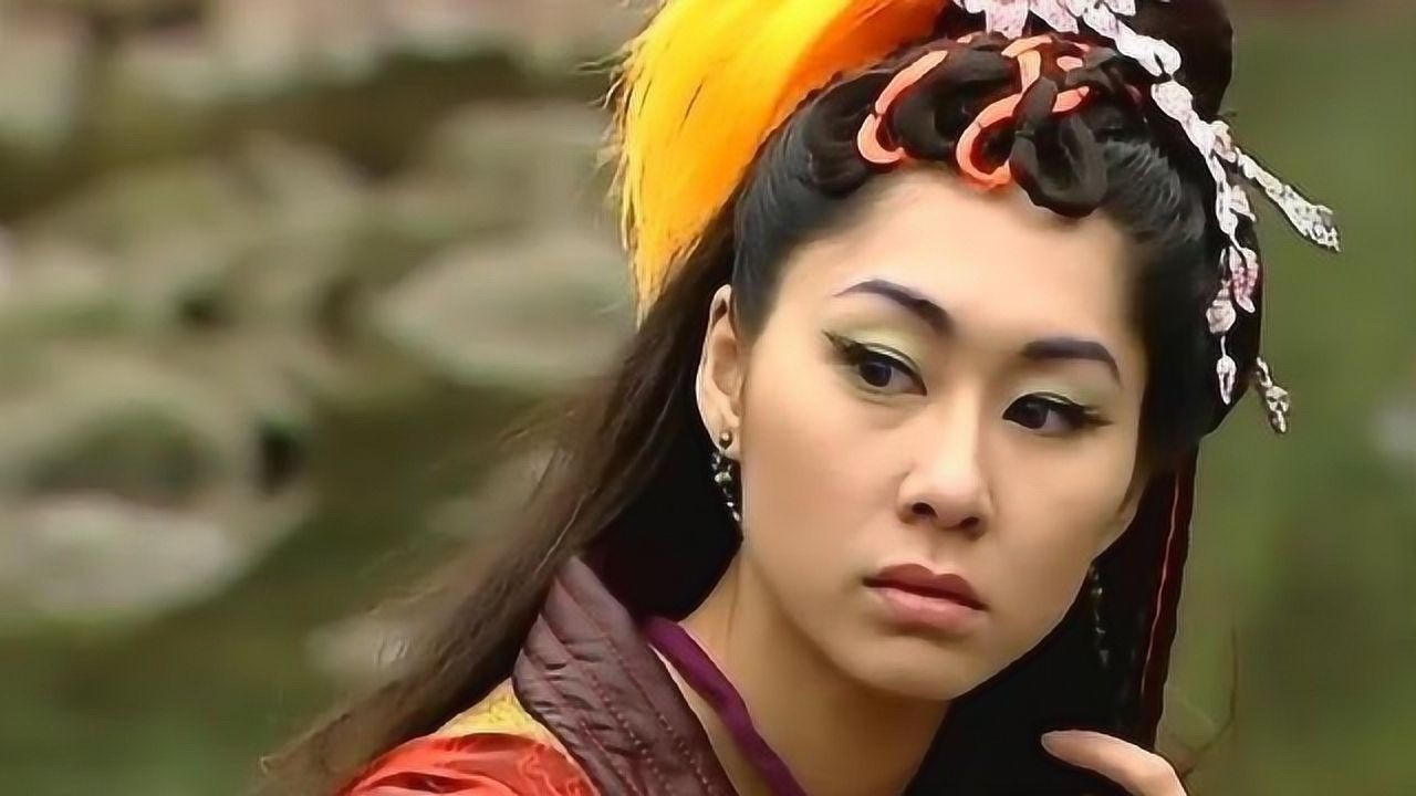 搜神传:迦楼罗光脚就踩在地上了,干将看到立马乖乖缩回了剑里!