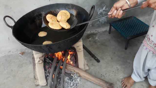 印度乡野美食系列:香菜籽做馅料用面包着油炸,看着就嘴馋了!