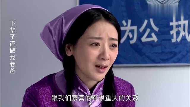 女儿给父亲捶背,三拳五脚的把老爸疼的直叫唤,把大伙乐坏了