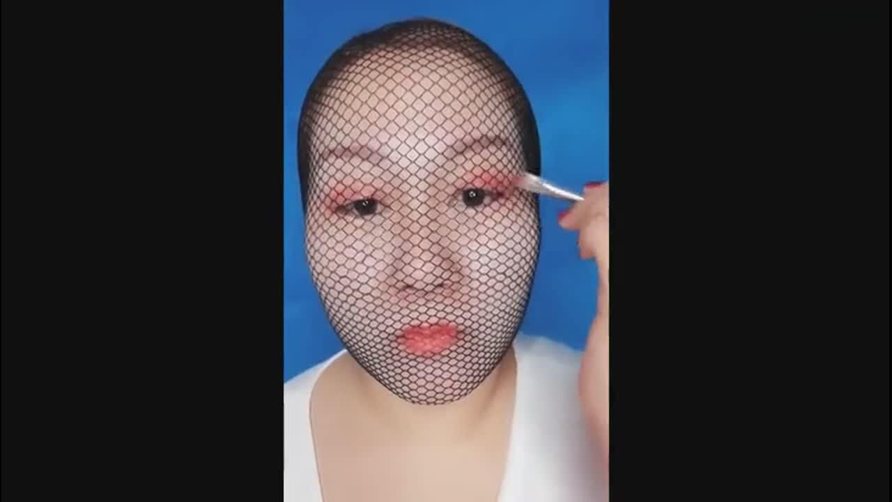 套个渔网袜在头上化妆听说这样更容易成网红