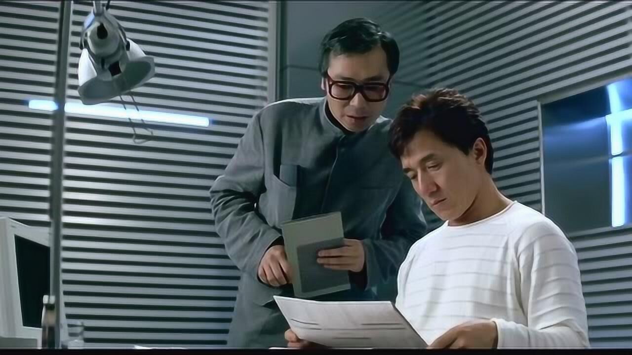 玻璃樽:成龙在这演金融狙击手,喜欢寻求高度刺激与危险的人物!